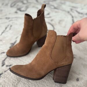 The Splendid Footwear Highland is an on trend pull on bootie.